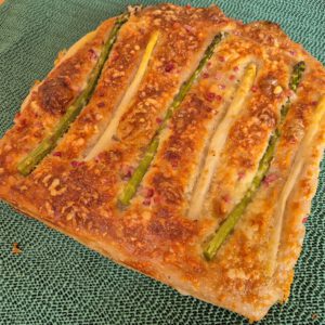 Focaccia mit Spargel, Hollandaise & Schinkenwürfeln – fluffig, herzhaft, saisonal